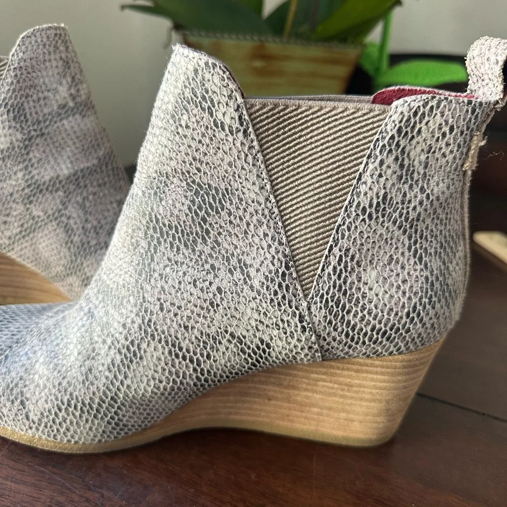 Toms Snake-Texture Light Gray Chelsea Booties